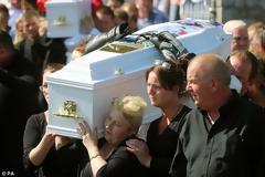 Ράγισαν καρδιές στην κηδεία των διδύμων που σκότωσε ο μεγαλύτερος αδερφός τους... [photos]