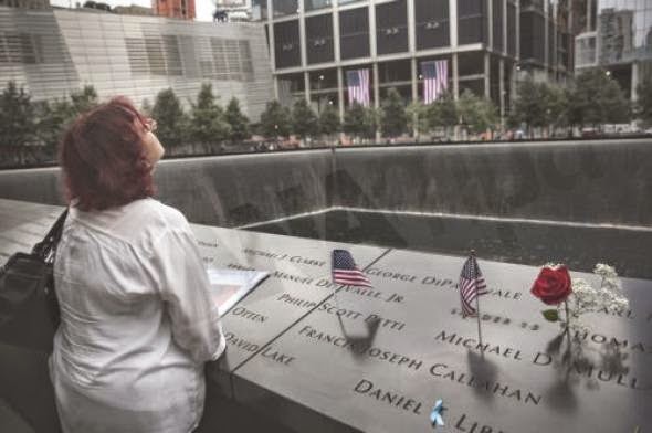 Στιγμιότυπα απο την συγκινητική τελετή στη μνήμη των θυμάτων της 11ης Σεπτεμβρίου... [photos] - Φωτογραφία 1