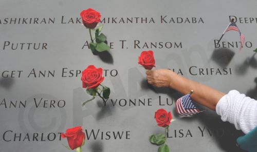 Στιγμιότυπα απο την συγκινητική τελετή στη μνήμη των θυμάτων της 11ης Σεπτεμβρίου... [photos] - Φωτογραφία 2
