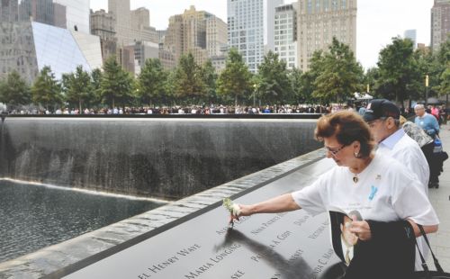 Στιγμιότυπα απο την συγκινητική τελετή στη μνήμη των θυμάτων της 11ης Σεπτεμβρίου... [photos] - Φωτογραφία 3