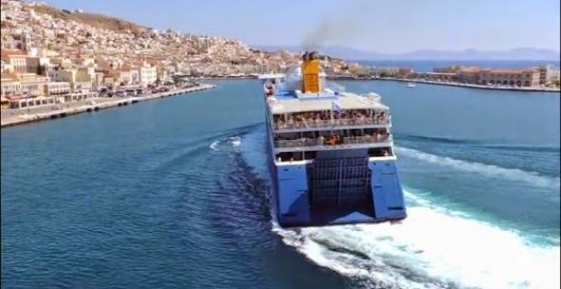 Δείτε το απίστευτο παρκάρισμα ενός πλοίου στη Σύρο μέσα σε 3 λεπτά [video] - Φωτογραφία 1
