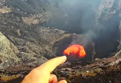 Δείτε τον Έλληνα που έβγαλε selfie μέσα στον κρατήρα ενεργού ηφαιστείου... [video] - Φωτογραφία 1