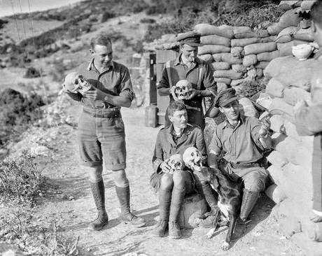 Όταν Άγγλοι στρατιώτες φωτογραφίζονταν με κρανία αρχαίων στην Αμφίπολη - Φωτογραφία 1