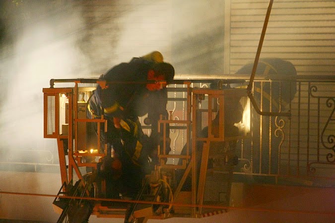 Τραγωδία στο Παλαιό Φάληρο: Δύο νεκροί από πυρκαγιά σε τριώροφο κτίριο - Φωτογραφία 2