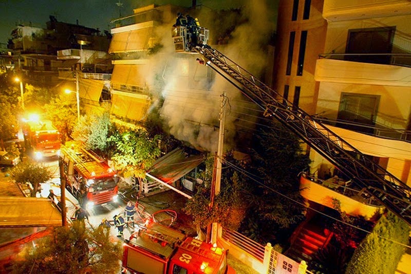 Τραγωδία στο Παλαιό Φάληρο: Δύο νεκροί από πυρκαγιά σε τριώροφο κτίριο - Φωτογραφία 3