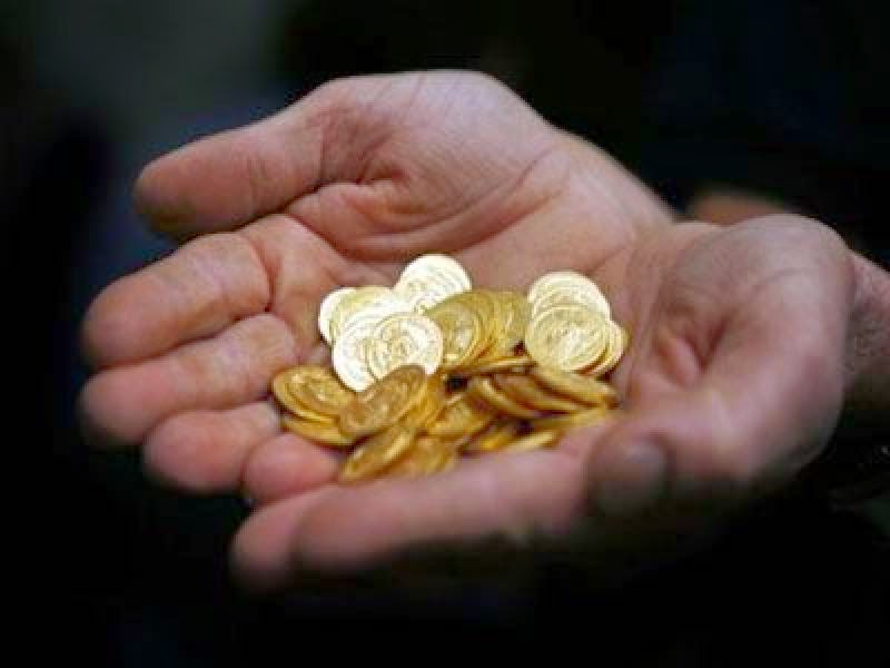 Βρήκαν χρυσές λίρες μέσα στον τάφο του παππού τους! - Φωτογραφία 1