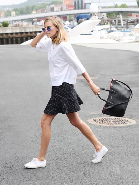 Sporty- Chic: 10+2 τρόποι να φορέσεις τα λευκά sneakers εκτός γυμναστηρίου! - Φωτογραφία 11