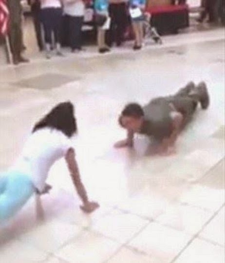 ΒΙΝΤΕΟ-Κοριτσάκι νίκησε στρατιώτη σε διαγωνισμό push-ups - Φωτογραφία 1