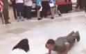 ΒΙΝΤΕΟ-Κοριτσάκι νίκησε στρατιώτη σε διαγωνισμό push-ups