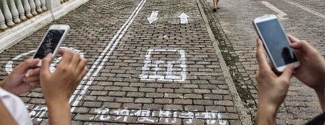 Κίνα: Εφτιαξαν πεζοδρόμια ειδικά για όσους δεν σταματούν το… texting! - Φωτογραφία 1