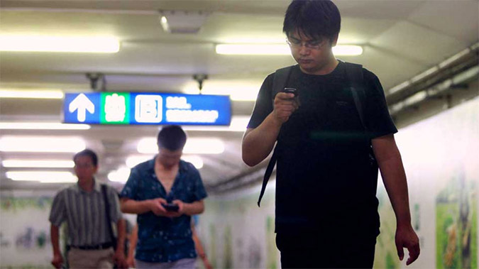 Κίνα: Εφτιαξαν πεζοδρόμια ειδικά για όσους δεν σταματούν το… texting! - Φωτογραφία 3