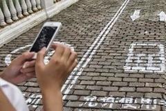 Κίνα: Εφτιαξαν πεζοδρόμια ειδικά για όσους δεν σταματούν το… texting!