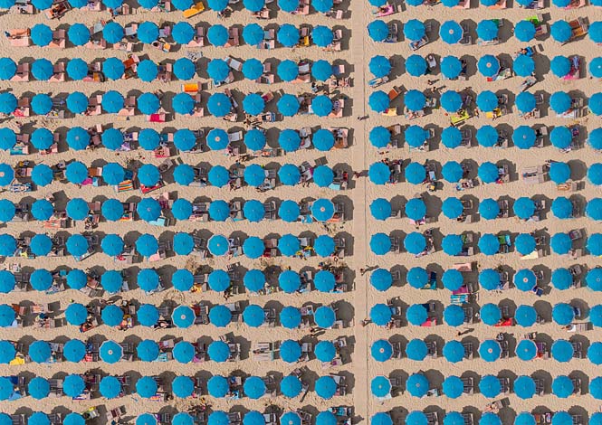 Εναέρια φωτογράφηση μιας τεράστιας οργανωμένης παραλίας - Φωτογραφία 4