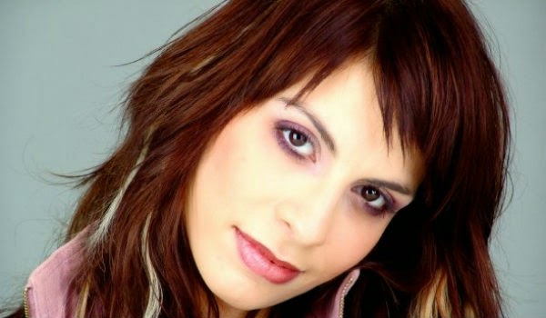 Ελληνίδα τραγουδίστρια επιστρέφει στο τραγούδι μετά τον ακρωτηριασμό! [photo] - Φωτογραφία 2