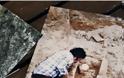 Ιδού οι πρώτοι που φωτογραφήθηκαν στον τάφο της Αμφίπολης...[photos]