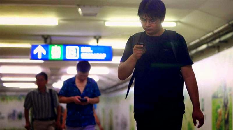 Ειδική λωρίδα για πεζούς ''κολλημένους'' με το κινητό τους στη Κίνα - Φωτογραφία 1