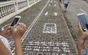 Ειδική λωρίδα για πεζούς ''κολλημένους'' με το κινητό τους στη Κίνα - Φωτογραφία 3