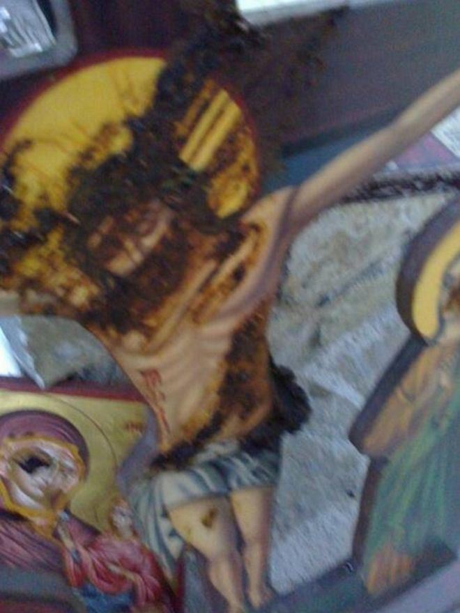 Πρωτοφανής ιεροσυλία: Αφόδευσαν στις εικόνες του Χριστού σε ναό στην Κρήτη - Φωτογραφία 2
