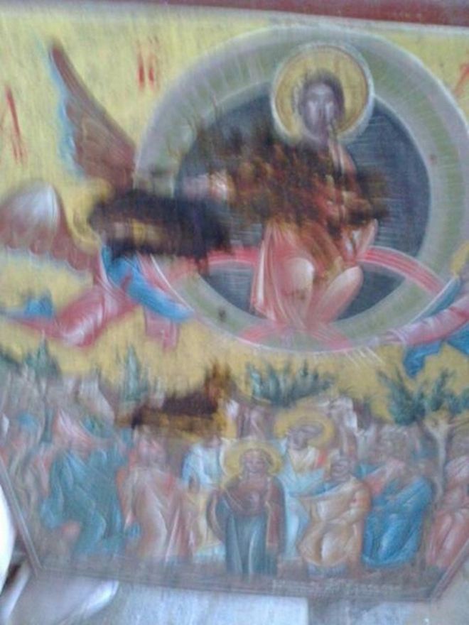 Πρωτοφανής ιεροσυλία: Αφόδευσαν στις εικόνες του Χριστού σε ναό στην Κρήτη - Φωτογραφία 5
