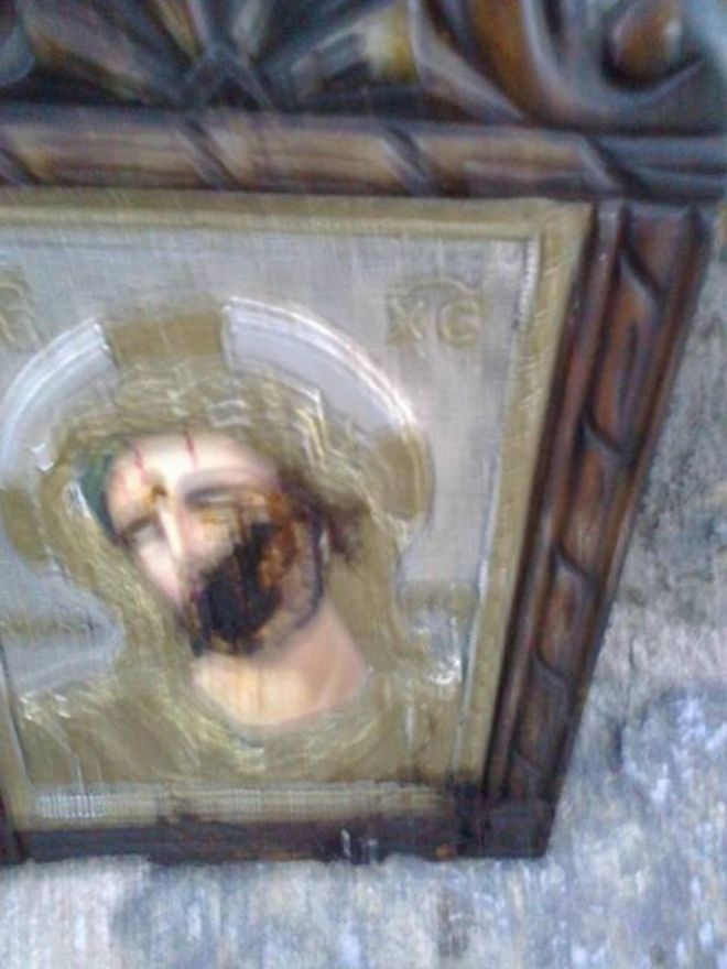 Πρωτοφανής ιεροσυλία: Αφόδευσαν στις εικόνες του Χριστού σε ναό στην Κρήτη - Φωτογραφία 6