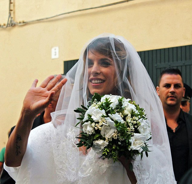 Η Elisabetta Canalis έλαμπε μέσα στο δαντελένιο νυφικό της - Φωτογραφία 2