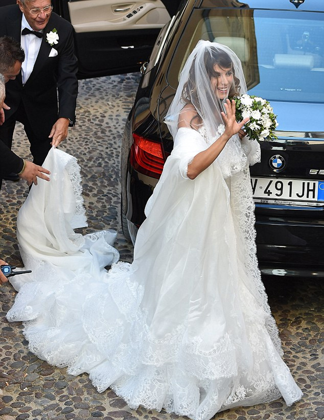 Η Elisabetta Canalis έλαμπε μέσα στο δαντελένιο νυφικό της - Φωτογραφία 3