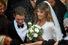 Η Elisabetta Canalis έλαμπε μέσα στο δαντελένιο νυφικό της