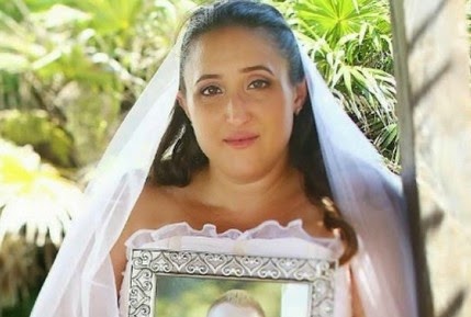 Έχασε τον άνδρα της 52 μέρες πριν το γάμο τους. Δείτε τι έκανε το νυφικό της! [video] - Φωτογραφία 1