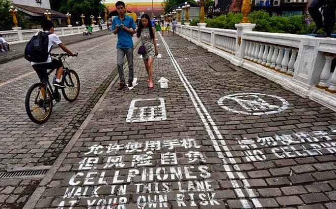 Κίνα: Πεζοδρόμια για τους «fan» των κινητών - Φωτογραφία 1