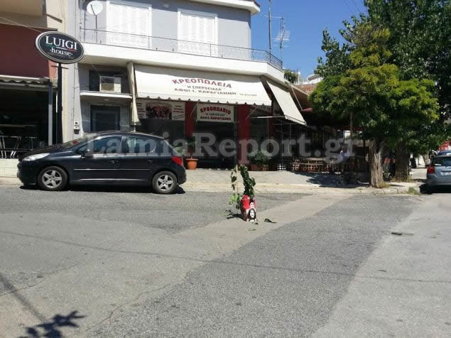 Φύτεψαν δέντρο σε τρύπα δρόμου της Λαμίας για να μη πέφτουν μέσα [photos] - Φωτογραφία 4