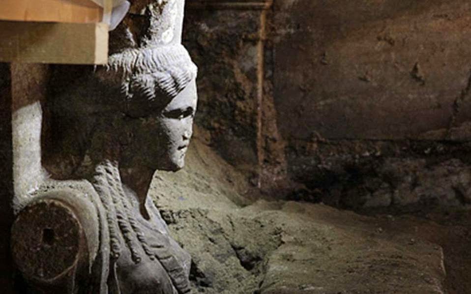 Βρέθηκαν σκαλιά στον τάφο της Αμφίπολης; Το μυστηριώδες γείσο και τι μπορεί να φανερώνει [photo] - Φωτογραφία 1
