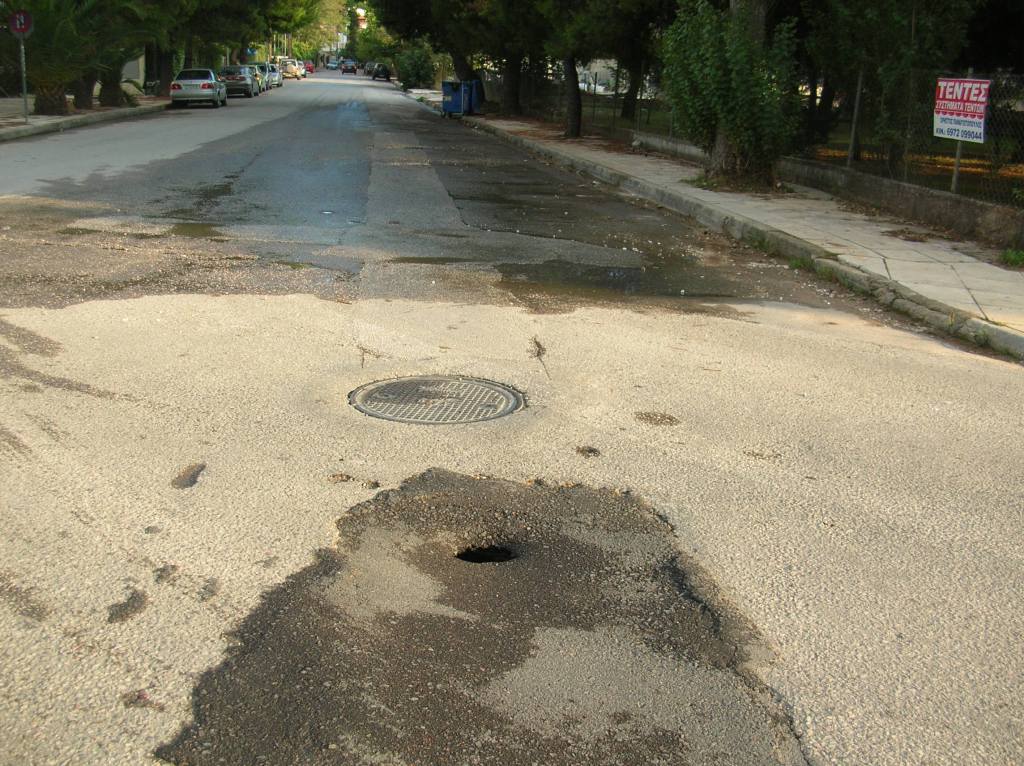 Οι τρύπες από το έργο αποχέτευσης εμφανίστηκαν πάλι στο Δήμο Διονύσου... - Φωτογραφία 4