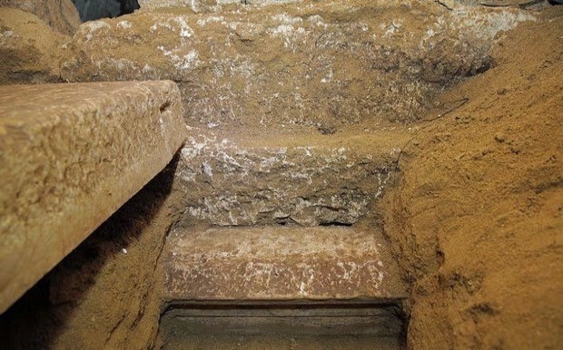 Αμφίπολη: Βρέθηκε σκάλα που πιθανόν οδηγεί στον ταφικό θάλαμο - Φωτογραφία 1