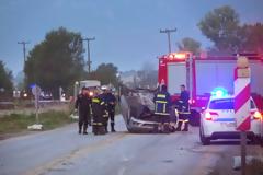 Απίστευτο τροχαίο στα Τρίκαλα - Γλίτωσαν από θαύμα οι επιβάτες [photos]