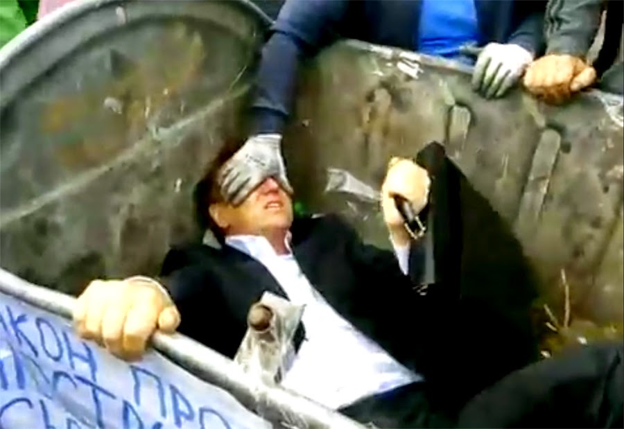 Απίστευτο: Πέταξαν Ουκρανό βουλευτή στα... σκουπίδια! [video] - Φωτογραφία 1