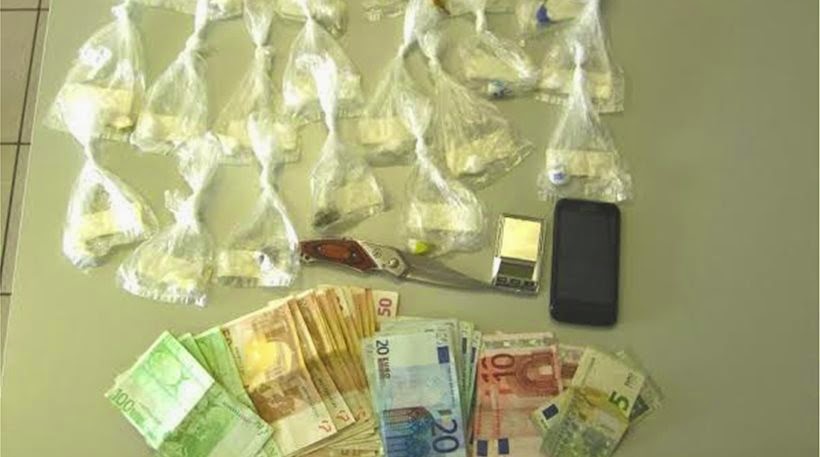 Λάρισα: Ένοπλος νεαρός διακινούσε κοκαΐνη και διατηρούσε «πελατολόγιο» - Φωτογραφία 1