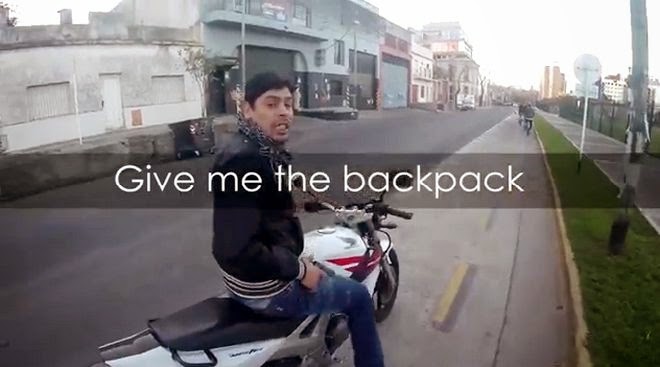 Ποδηλάτης που γυρίζει όλο τον κόσμο πέφτει θύμα ένοπλης ληστείας on camera [video] - Φωτογραφία 1