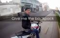 Ποδηλάτης που γυρίζει όλο τον κόσμο πέφτει θύμα ένοπλης ληστείας on camera [video]