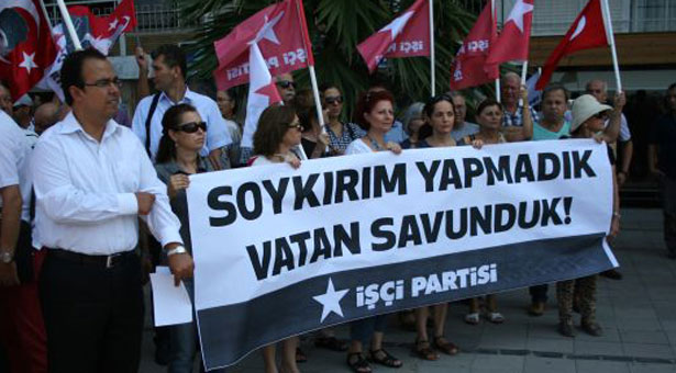 Προκλητικό πανό σε διαδηλώσεις στην Τουρκία: «Δεν κάναμε γενοκτονία, Υπερασπιστήκαμε την πατρίδα» - Φωτογραφία 1