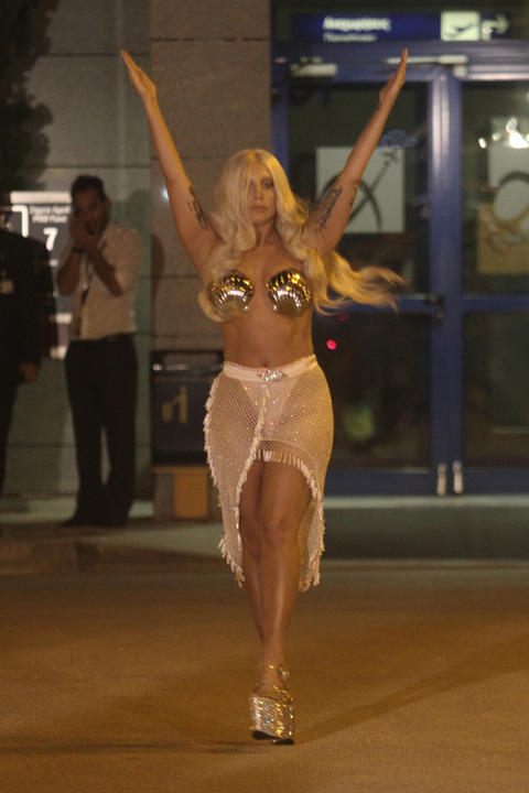 Η Lady Gaga με see through και string στο αεροδρόμιο της Αθήνας - Φωτογραφία 5