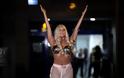 Η Lady Gaga με see through και string στο αεροδρόμιο της Αθήνας - Φωτογραφία 6