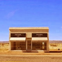 Τι γυρεύει ένα κατάστημα Prada κυριολεκτικά στη μέση της ερήμου; (pics) - Φωτογραφία 1