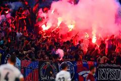 ΣΚΗΝΕΣ ΣΟΚ ΣΤΟ ΡΟΜΑ-ΤΣΣΚΑ ΜΟΣΧΑΣ ΚΑΙ... ΠΕΦΤΟΥΝ ΚΑΜΠΑΝΕΣ! (PHOTOS & VIDEOS)