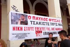 Πάτρα-Τώρα: Μολότοφ και κροτίδες στην αντιφασιστική πορεία στη μνήμη του Παύλου Φύσσα - Δείτε φωτο