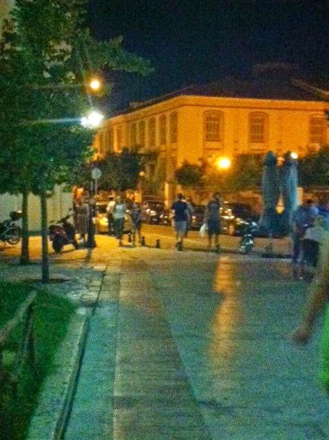 Eπεισόδια μετά την πορεία στο κέντρο του Αγρινίου - Φθορές σε Τράπεζες, συγκρούσεις και προσαγωγές - Φωτογραφία 2