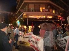 Με βροχή και μικροεντάσεις το συλλαλητήριο στα Τρίκαλα στην μνήμη του Παύλου Φύσσα [video] - Φωτογραφία 1