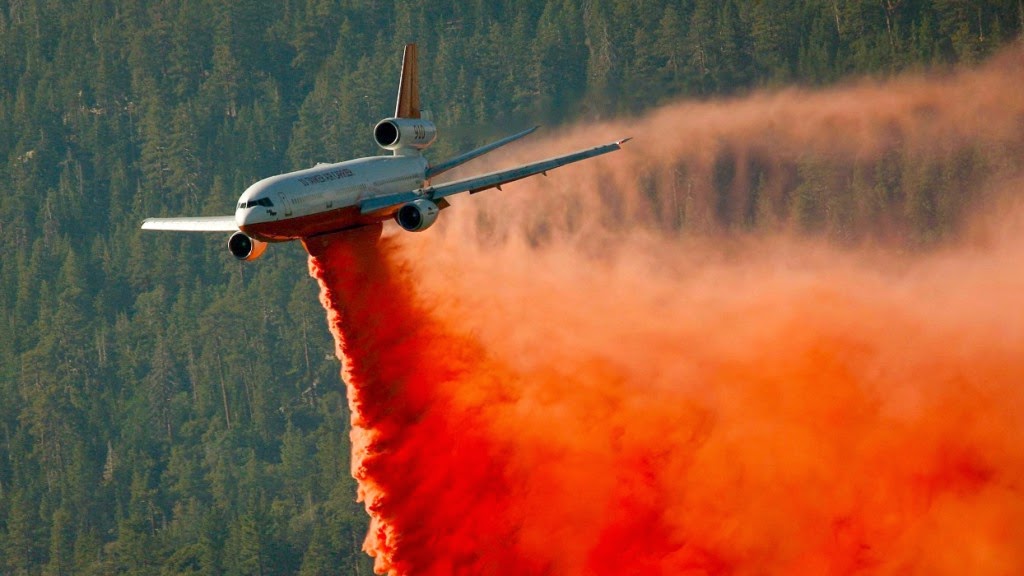 Συγκλονιστικό βίντεο με θηριώδες αεροπλάνο-τάνκερ στη μάχη με τις φλόγες! - Φωτογραφία 1