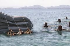 Οι Τούρκοι εκπαιδεύονται να περνούν «αόρατα» τον Έβρο (φωτό)