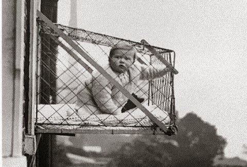 ΣΥΓΚΛΟΝΙΣΤΙΚΟ: Γιατί “ΚΡΕΜΟΥΣΑΝ” τα μωρά από τo ΠΑΡΑΘΥΡO στο Λονδίνο του ’20; [photo] - Φωτογραφία 1