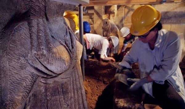 ΣΟΚ: “Ο τάφος της Αμφίπολης έχει λεηλατηθεί” - Φωτογραφία 1